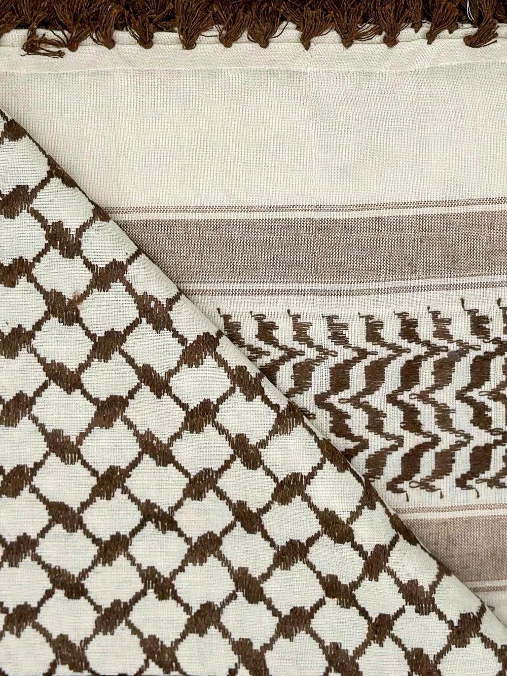 كوفية فلسطينية كلاسيكية باللونين البني والأبيض من YAFA ARTS